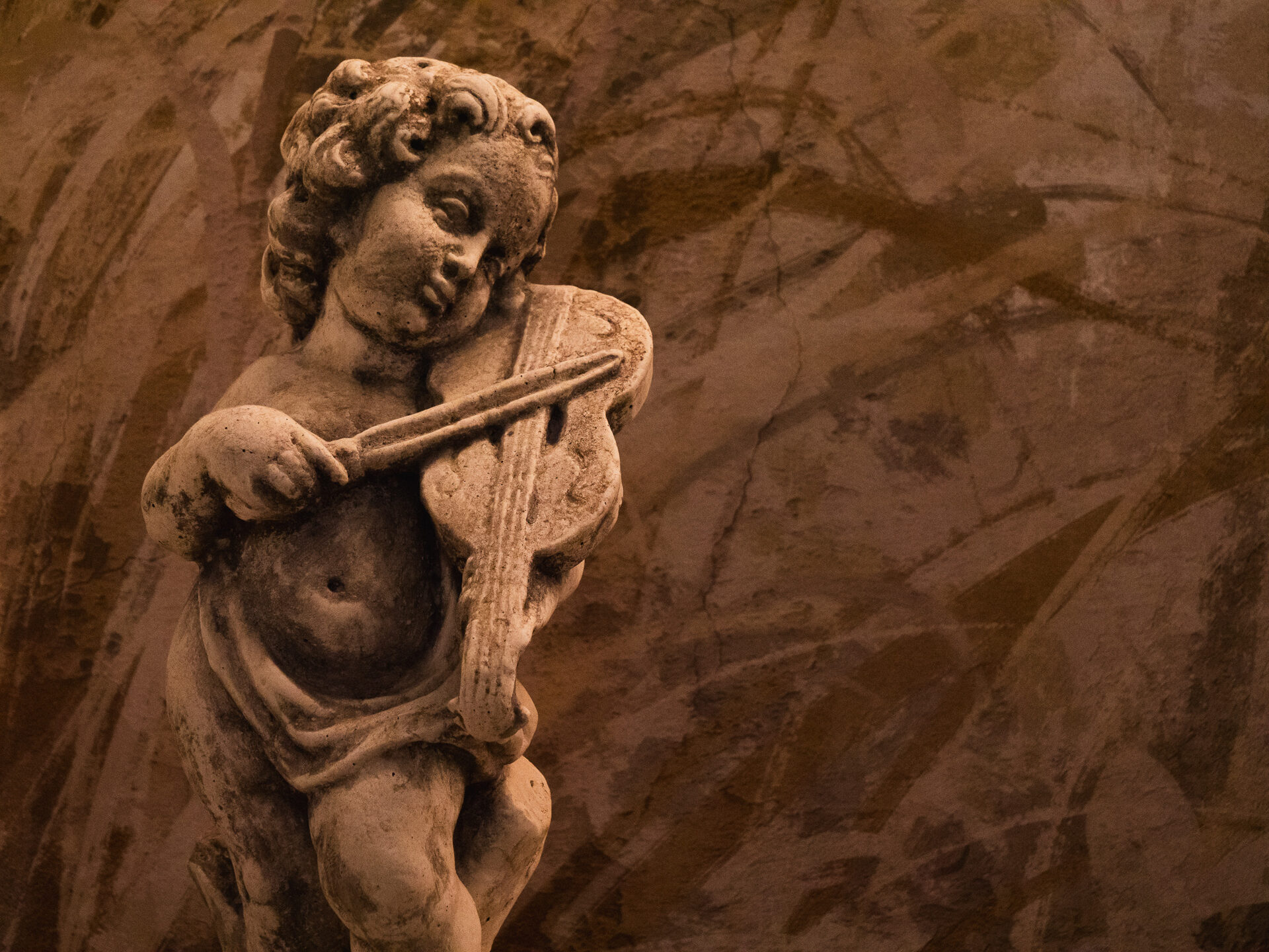 Statua putto musicante