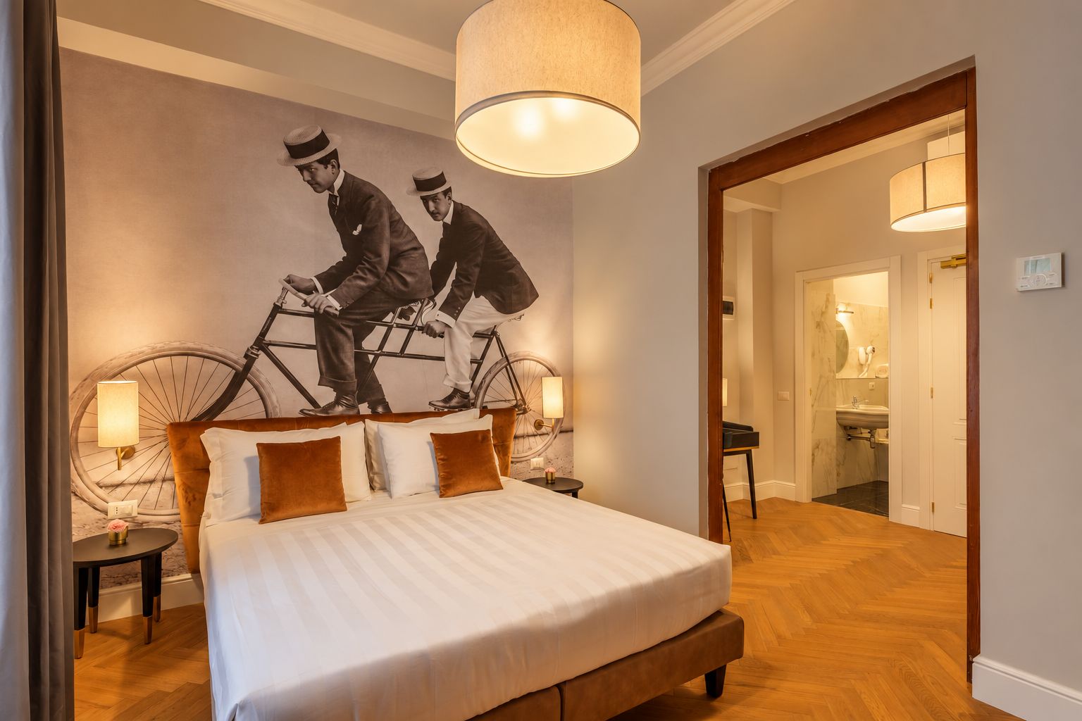 Junior Suite Fratelli Alinari — letto con murale dei fratelli Alinari in bicicletta