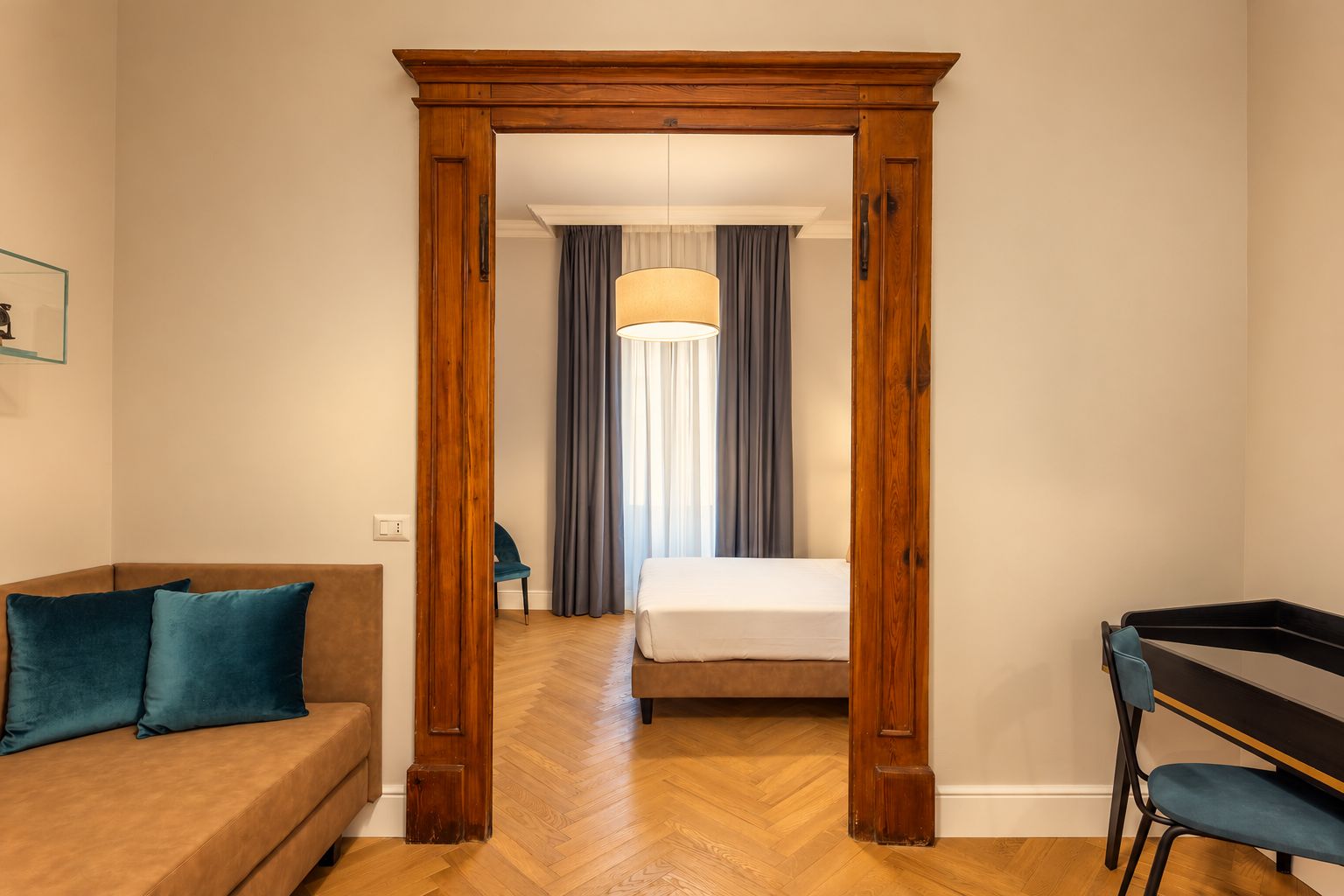 Junior Suite Fratelli Alinari — ingresso con porta e divanetto