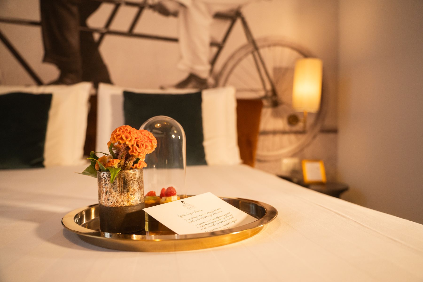 Junior Suite Fratelli Alinari — vassoio di benvenuto con fiori e dolcetti