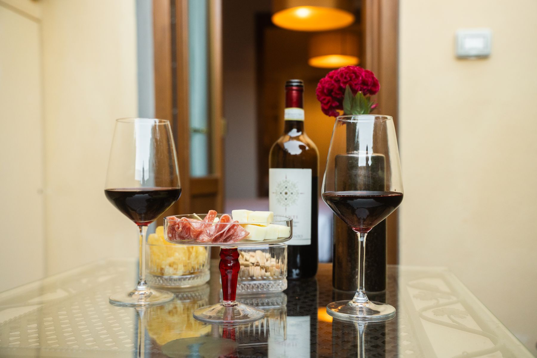 Junior Suite Fratelli Alinari — tagliere di salumi e formaggi con vino