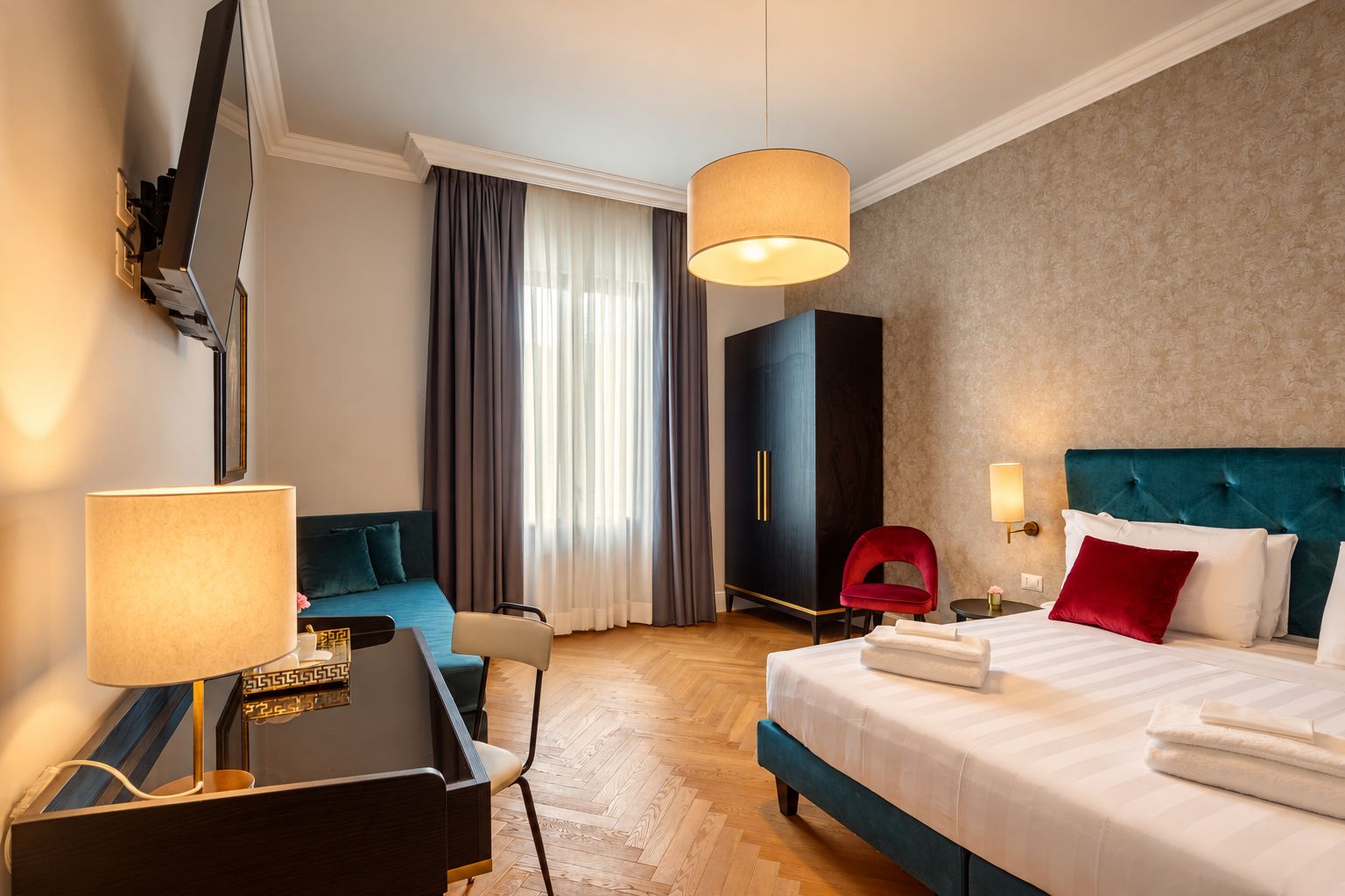 Family Room Anna Maria Luisa de' Medici — camera con letto e lampade