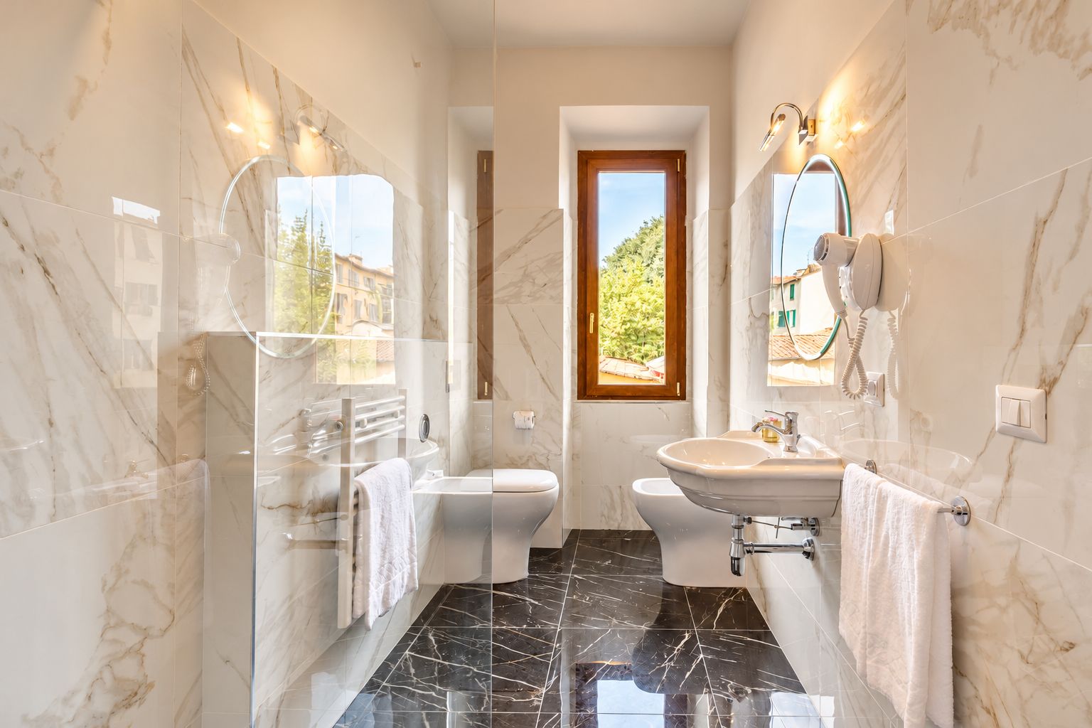 Camera Superior — bagno con finestra