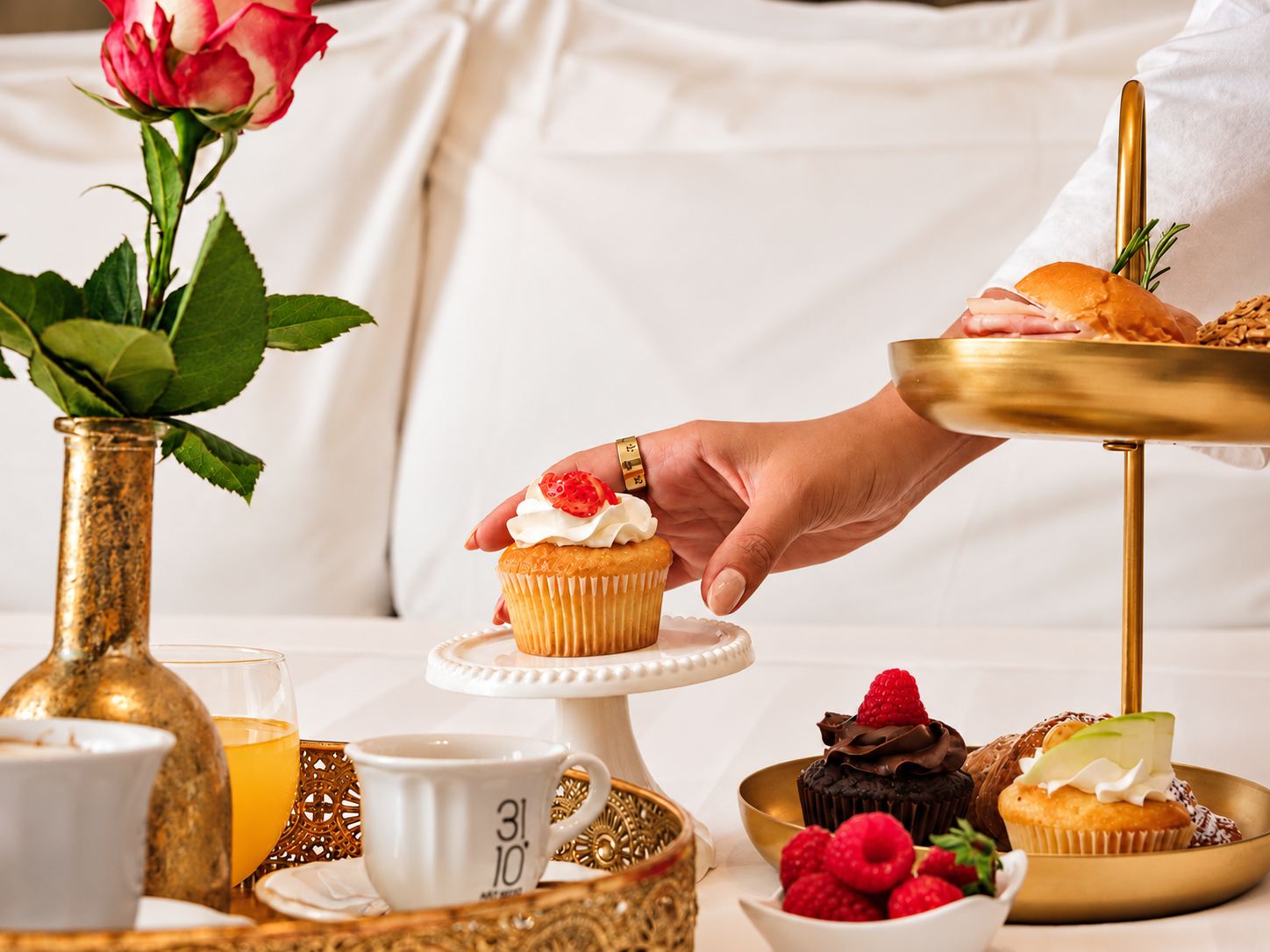 Cupcake e alzatina con dolci della colazione