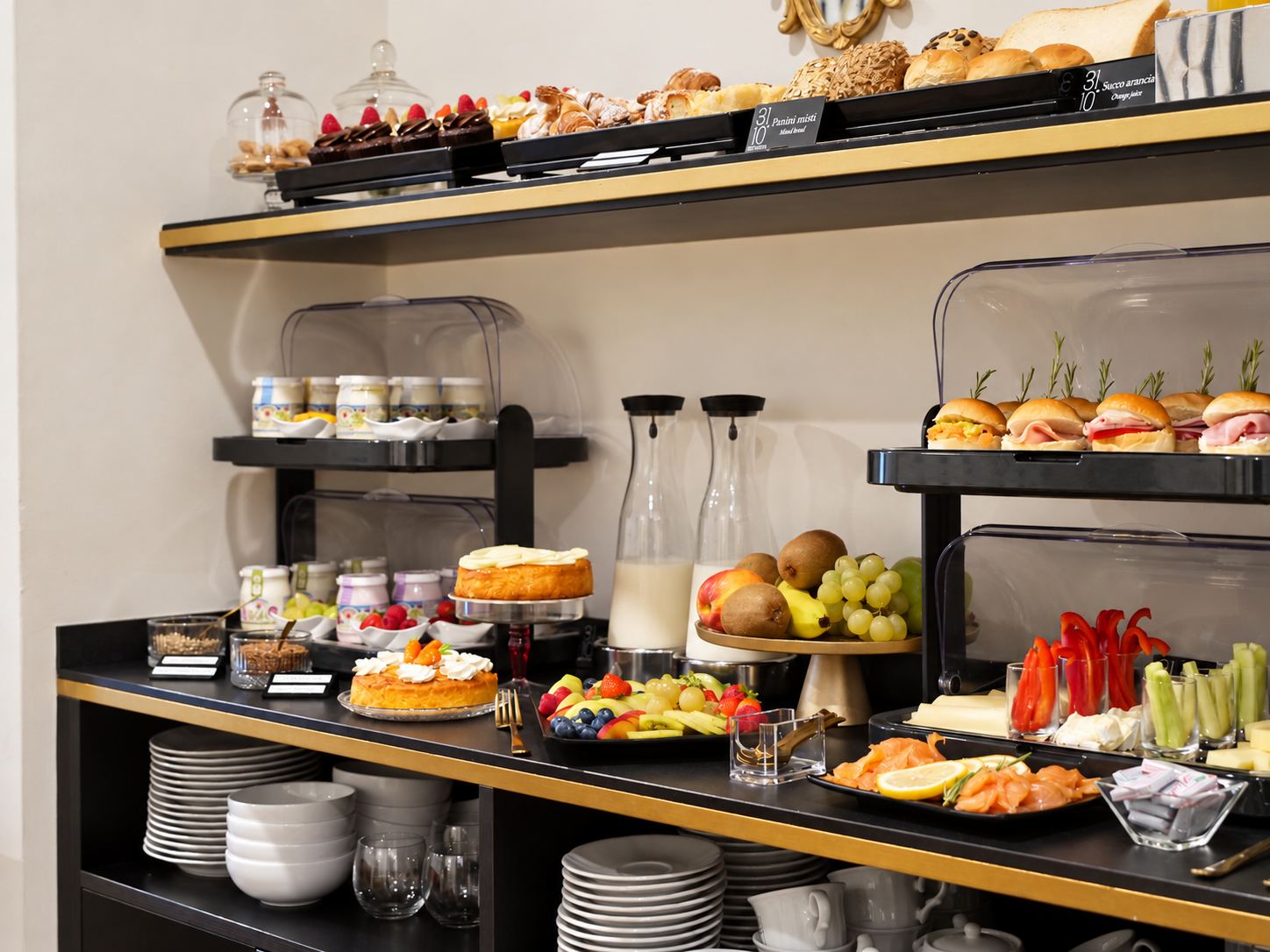 Buffet con yogurt, torte, frutta e salato