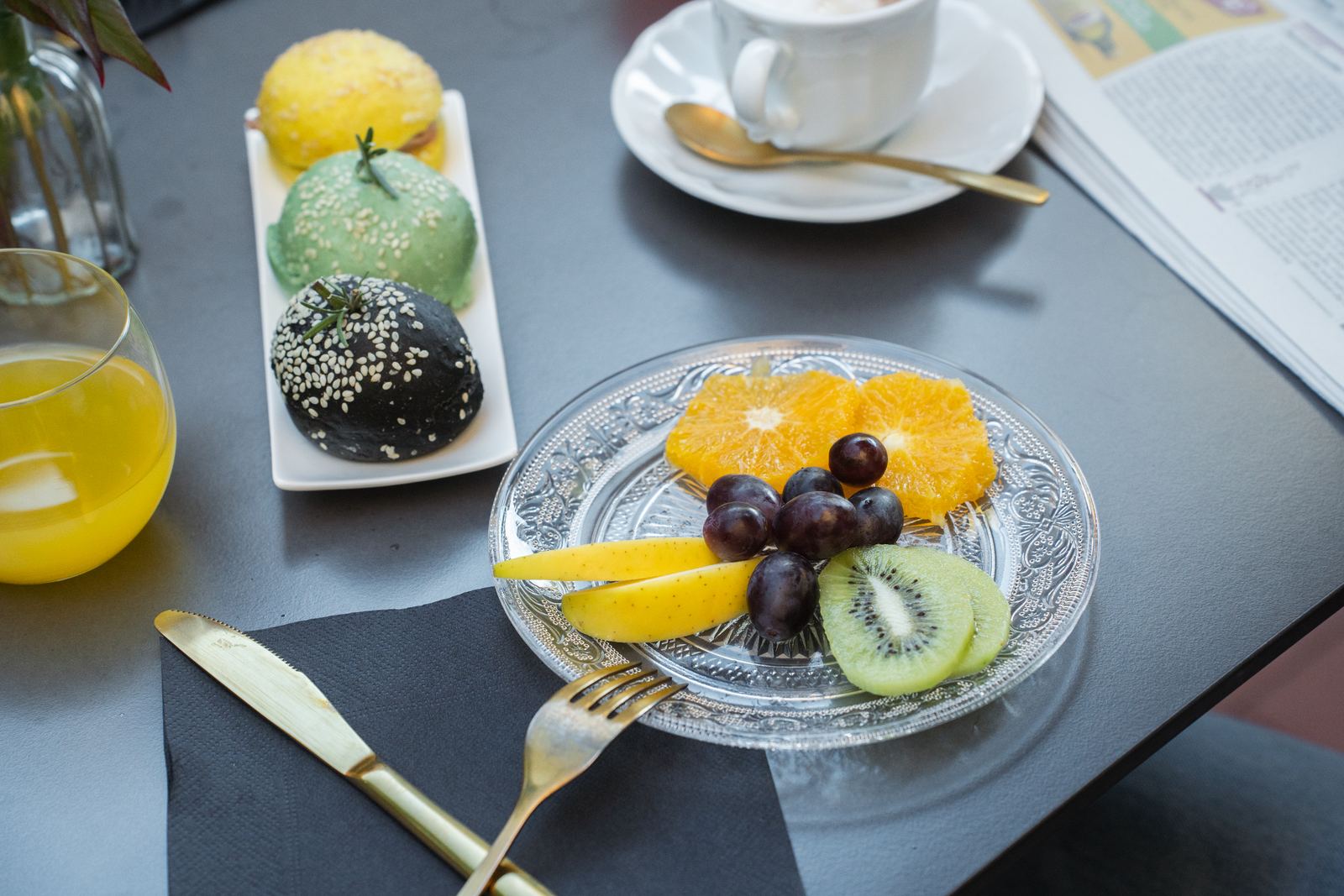 Frutta fresca, succo d'arancia e brioche colorate