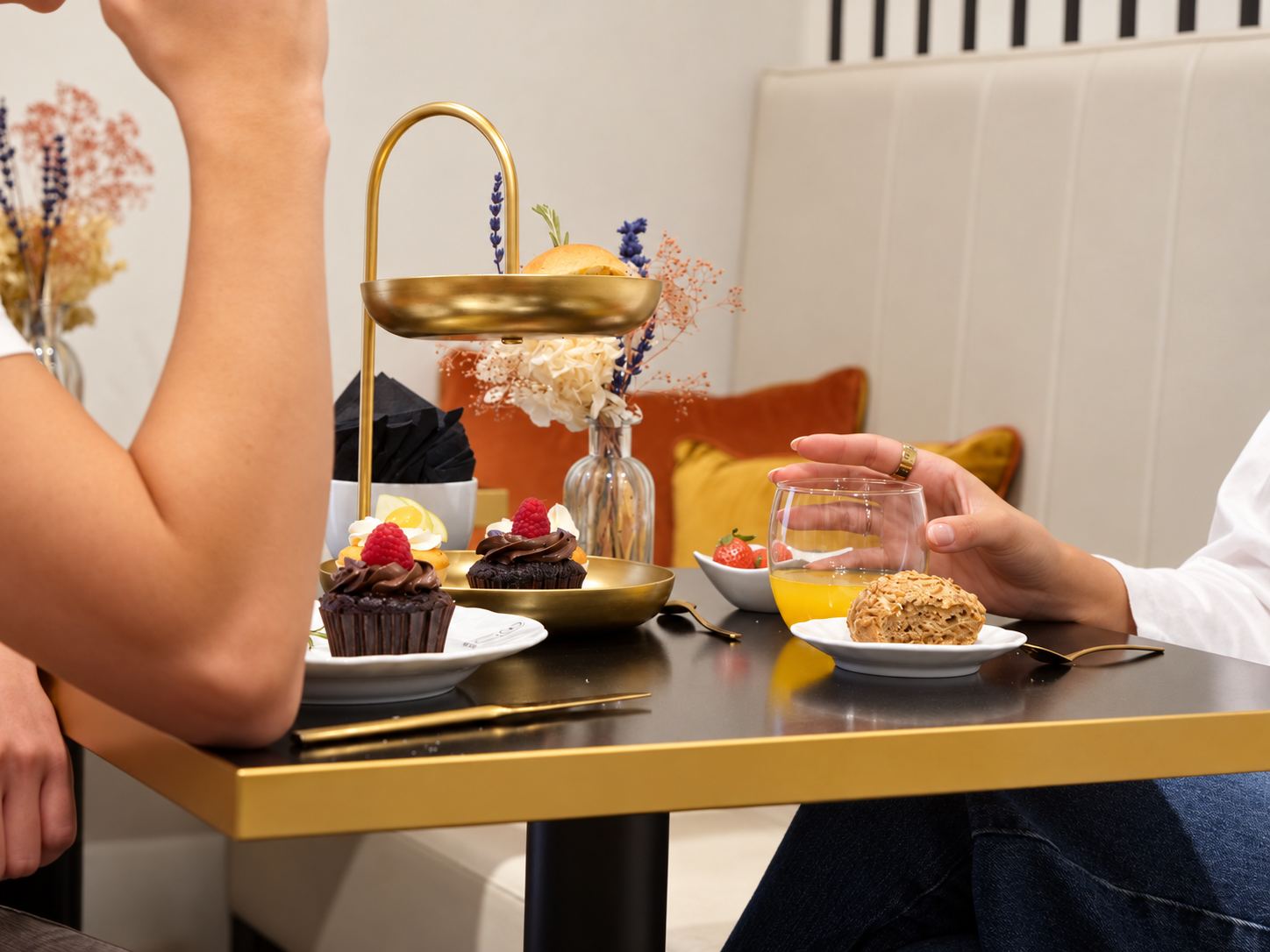 Tavolo della colazione con alzatina di dolci