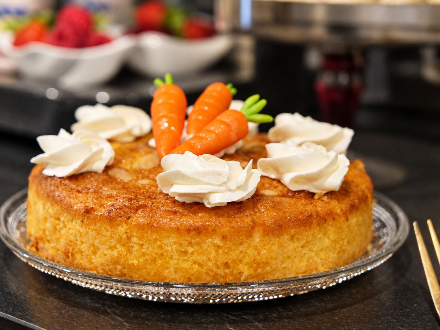 Torta alle carote con panna