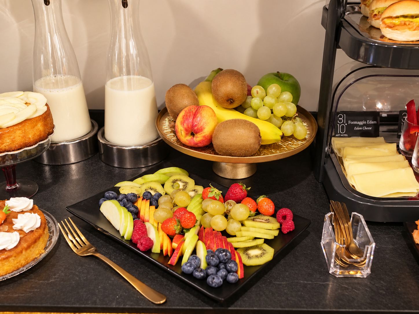 Frutta fresca e brocche di latte al buffet