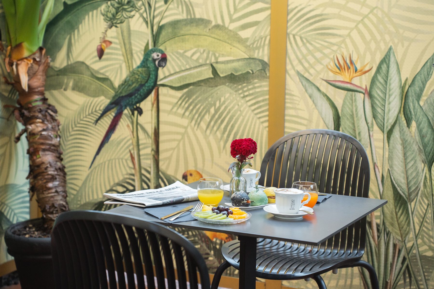 Sala colazioni con carta da parati botanica
