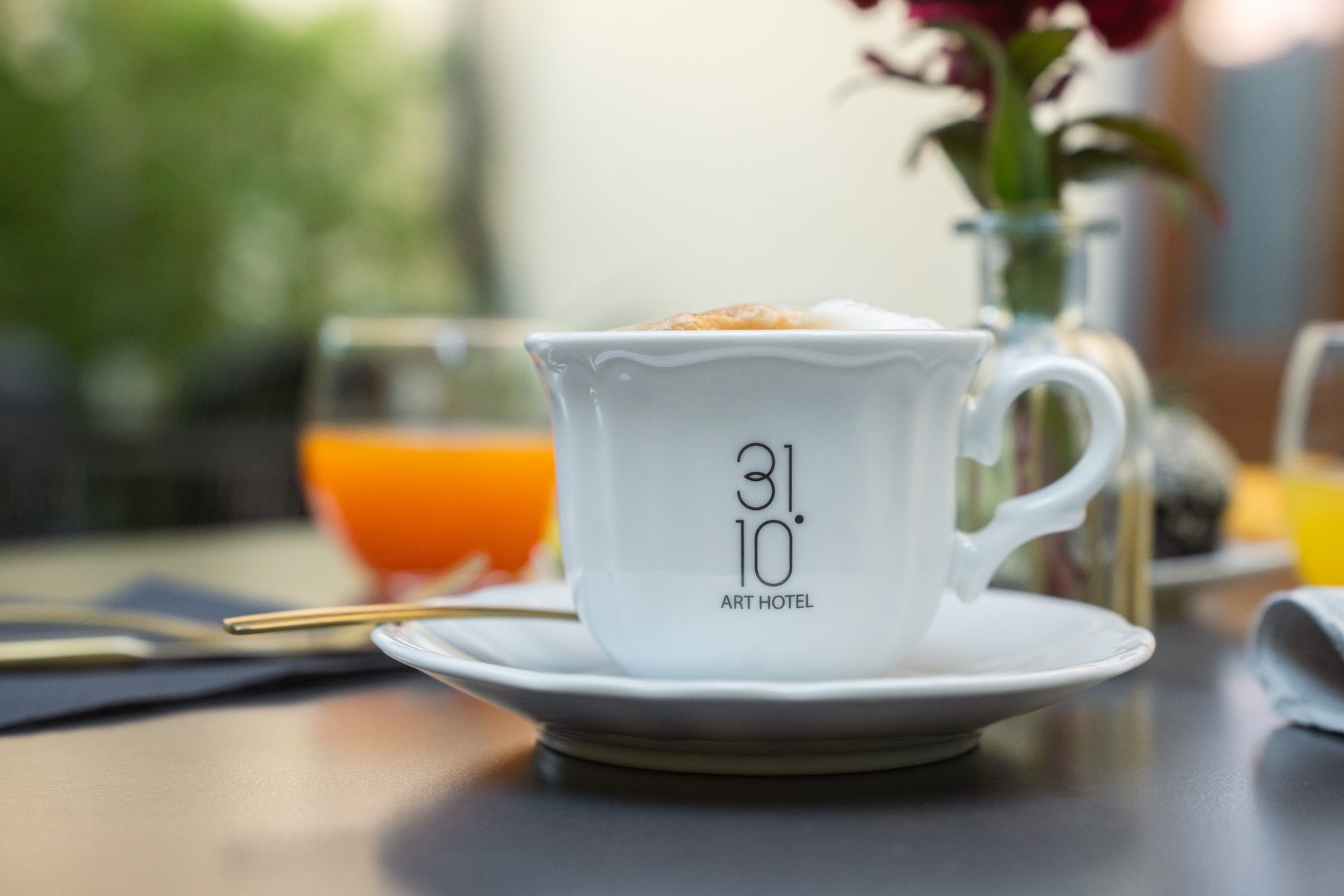 Cappuccino nella tazza firmata 31.10 e spremuta