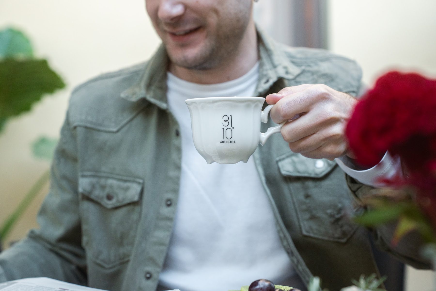 Ospite che gusta il cappuccino