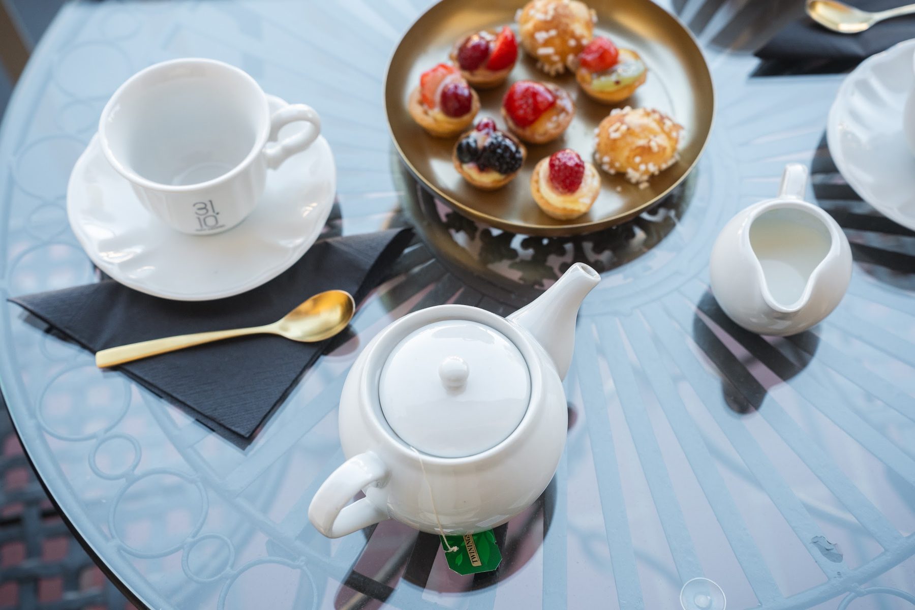 Servizio da tè e pasticcini su tavolino
