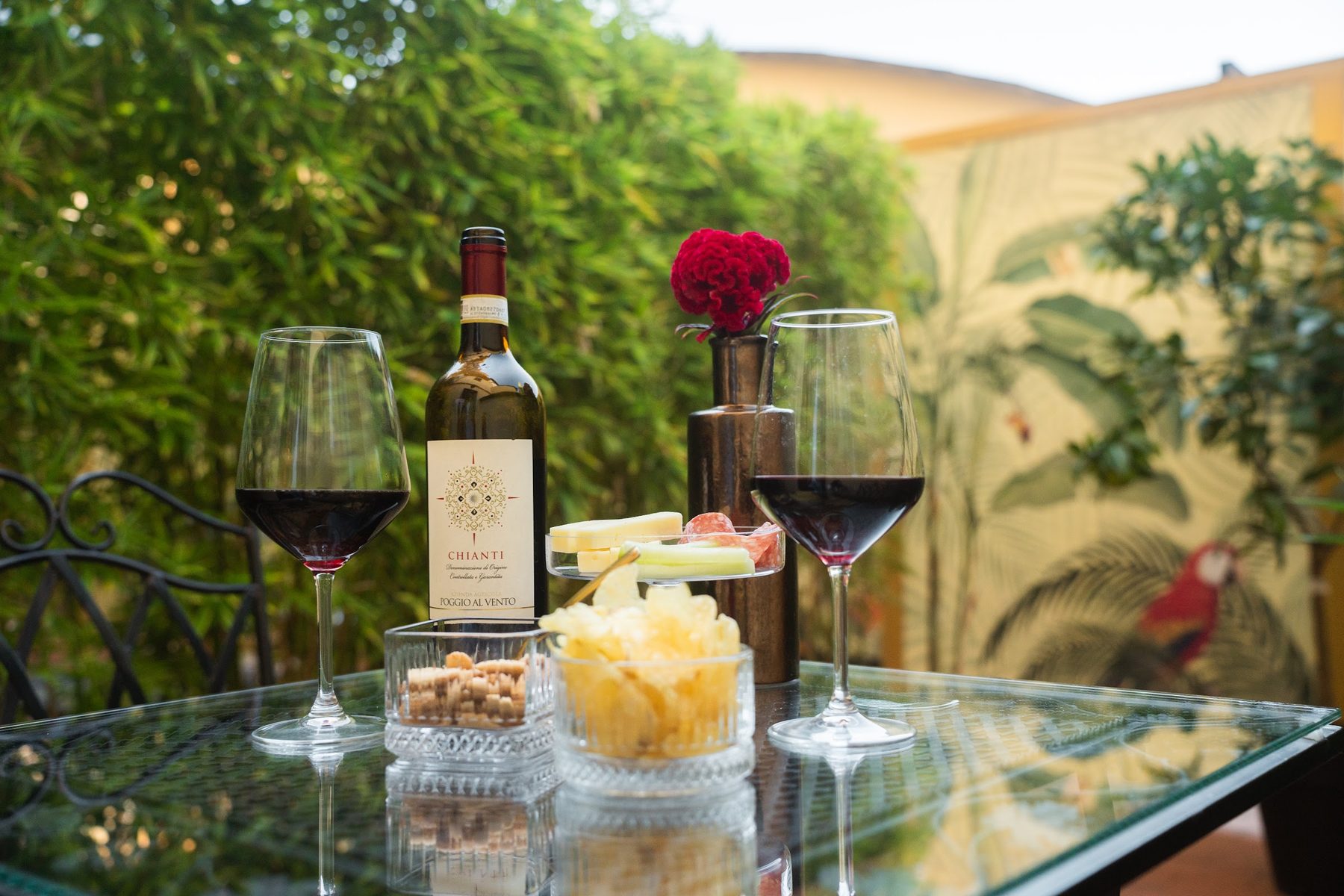 Aperitivo con vino rosso e stuzzichini