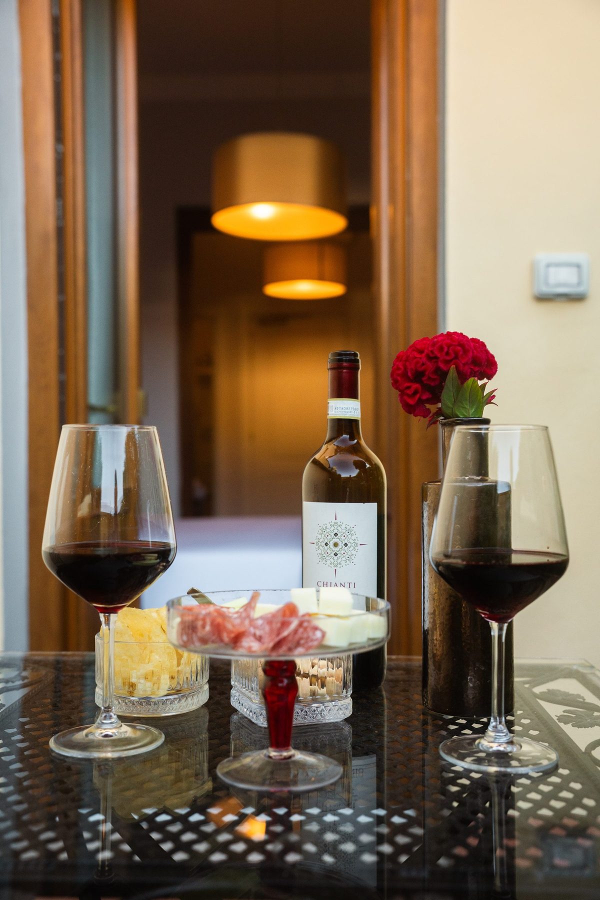 Calici di vino rosso in camera