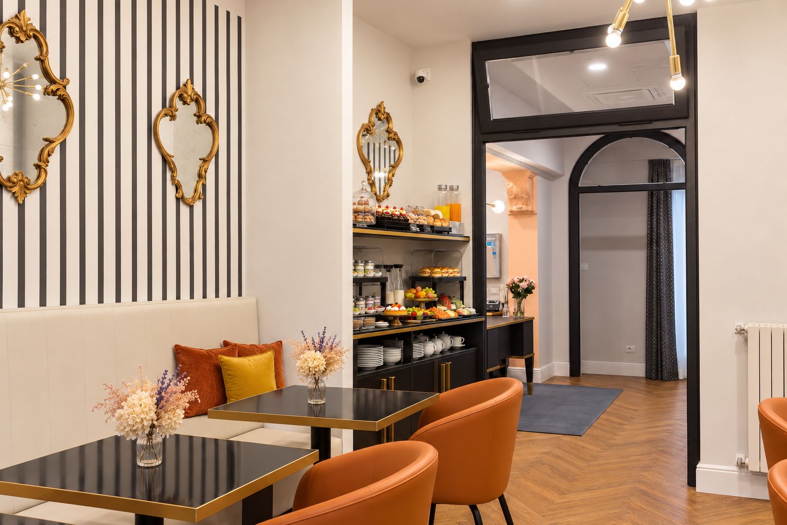 Sala colazioni con righe bianche e nere e specchi decorati