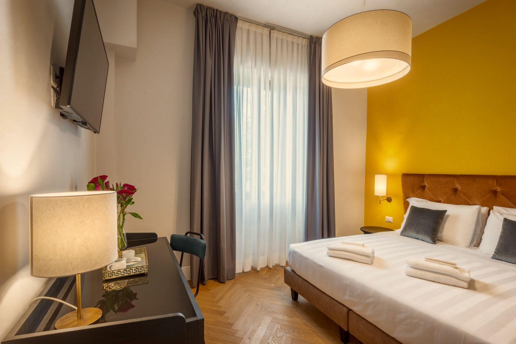 Camera Standard — finestra e letto