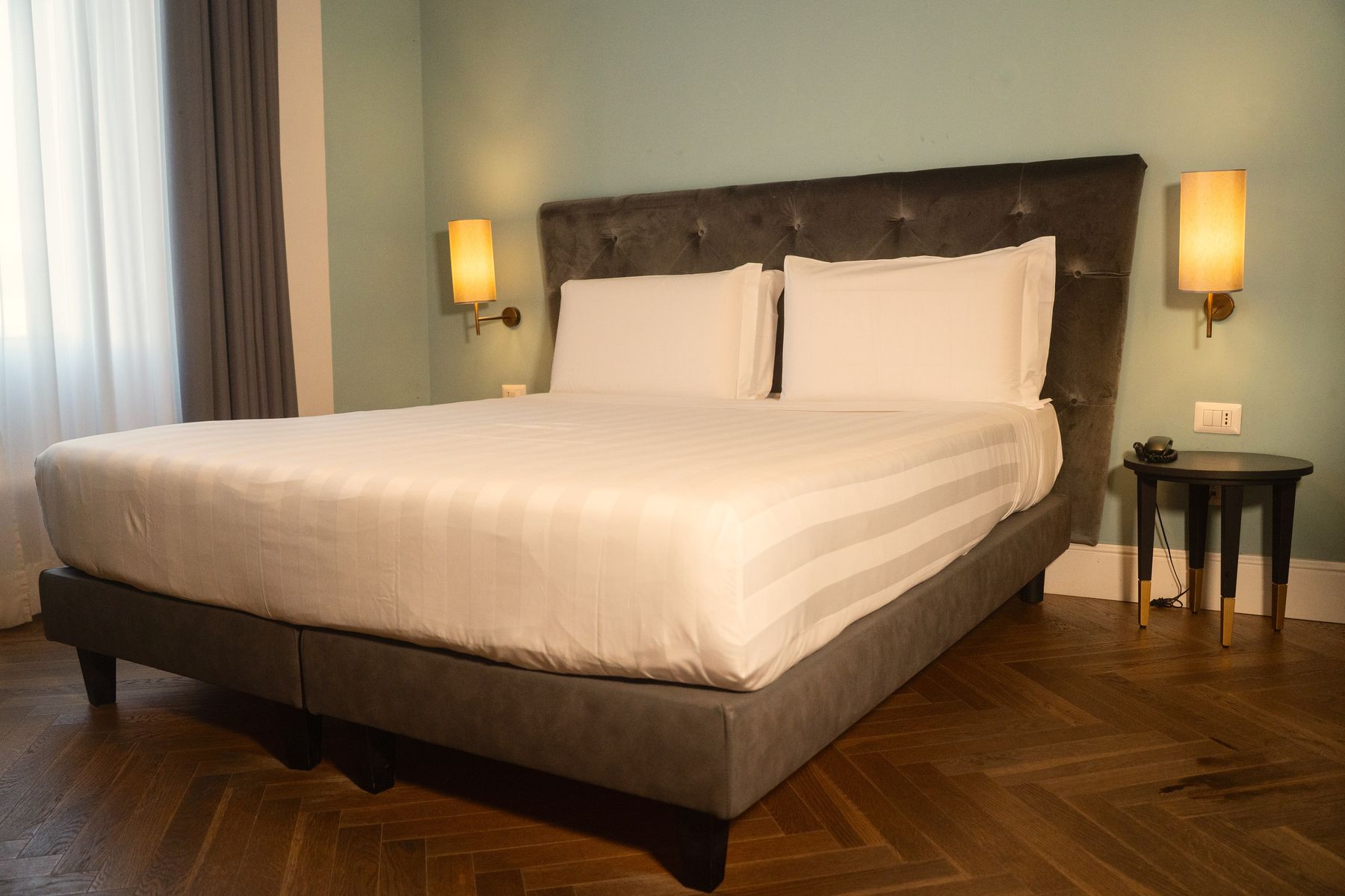 Camera Standard — letto matrimoniale e comodino