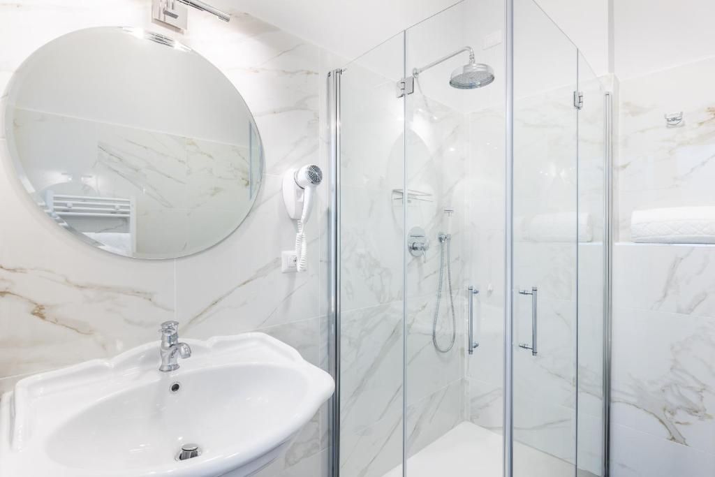 Camera Standard — bagno con doccia e specchio