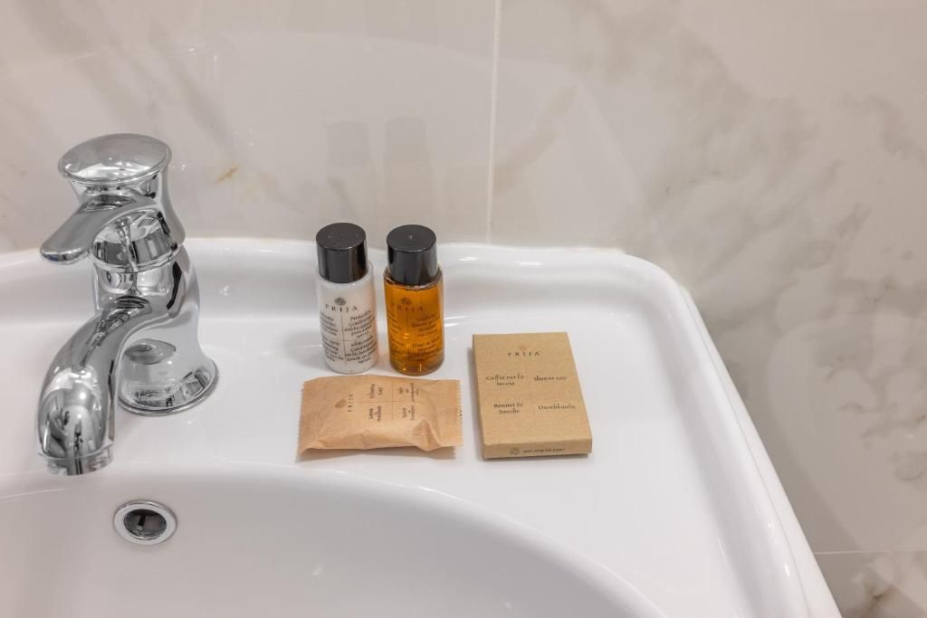 Camera Standard — set di cortesia sul lavabo