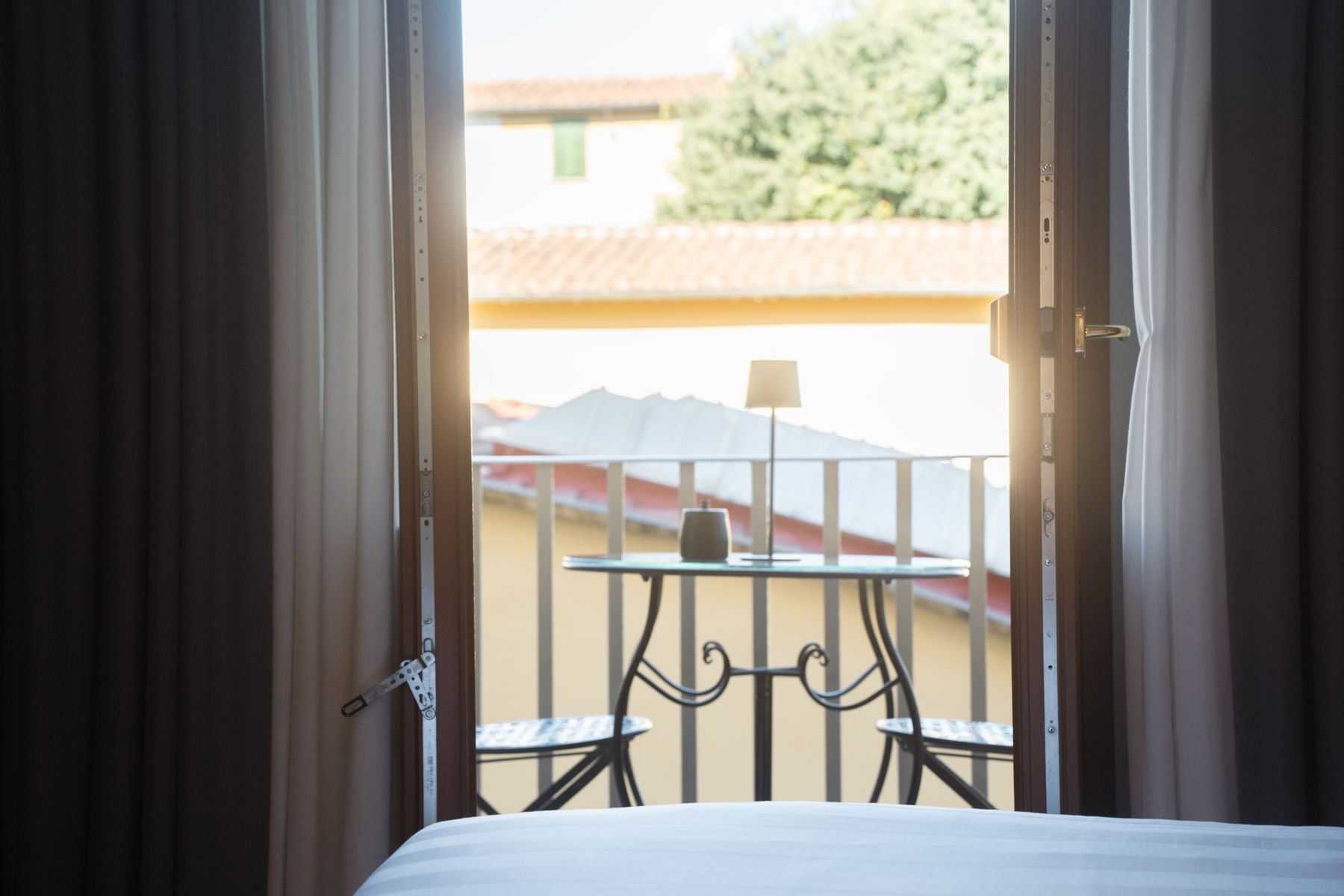 Camera Superior — porta finestra con balconcino e tavolino