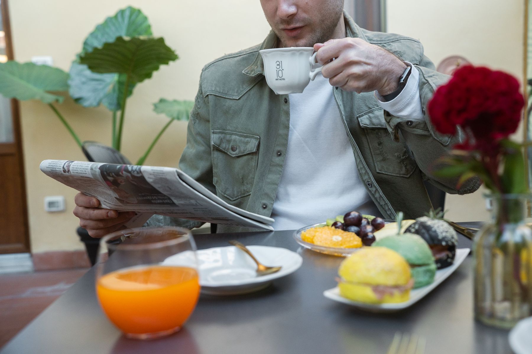 Colazione con succo d'arancia e dolcetti in terrazza