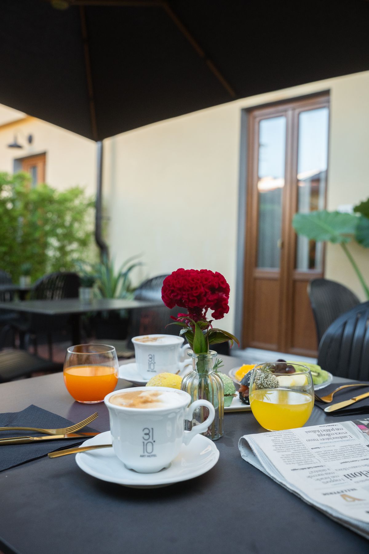 Cappuccino e giornale sul tavolo della terrazza